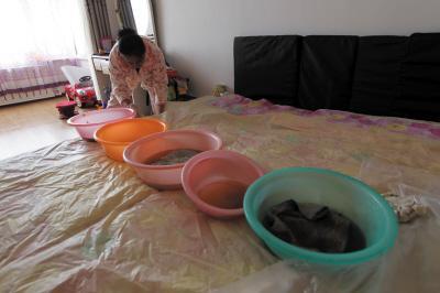 通山楼上漏水，住户失联，小区没物管，业主维权难！律师来支招……